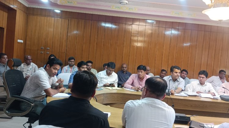 लोकसभा आम चुनाव 2024     जिला निर्वाचन अधिकारी ने की चुनाव तैयारियों की समीक्षा     मतदान प्रतिशत बढ़ाने सहित आवश्यक दिशा निर्देश दिए 