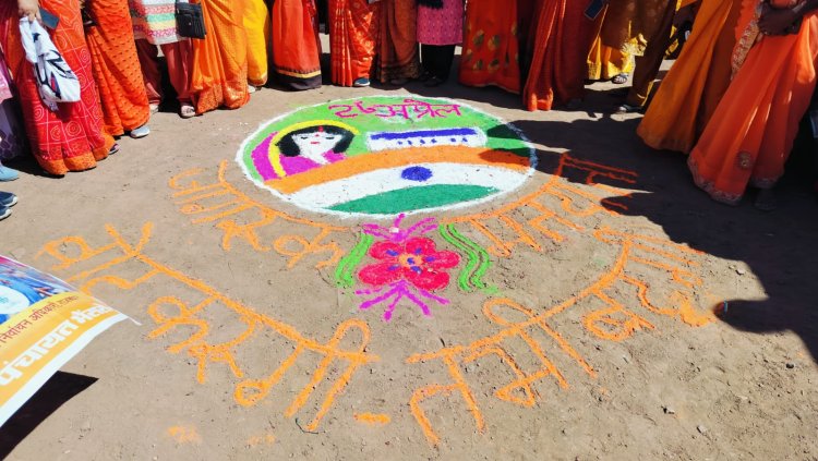 महिला मार्च निकालकर दिया मतदान का संदेश 