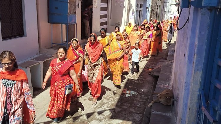 महिला मार्च निकालकर दिया मतदान का संदेश 