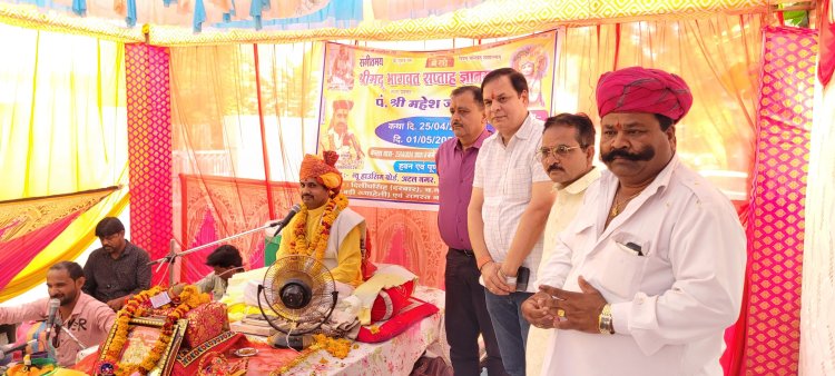 संतों के व्यक्तित्व एवं इनकी कथाओं के माध्यम से सम्पूर्ण देश में धार्मिक भावनाओं का प्रवाह होता है- चतुर्वेदी