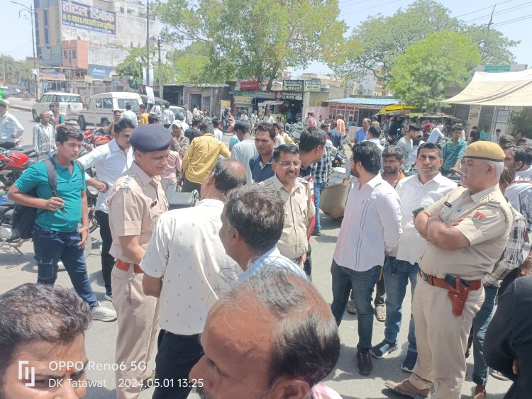 गिरफ्तारी की मांग को लेकर धरने पर बैठे ग्वाला समाज के लोग