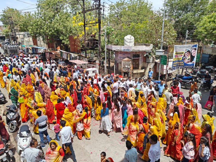 पूर्व सहकारिता मंत्री उदयलाल आंजना की ओर से कांग्रेसजनों ने सैन समाज द्वारा आयोजित शोभायात्रा का पुष्पवर्षा कर किया स्वागत