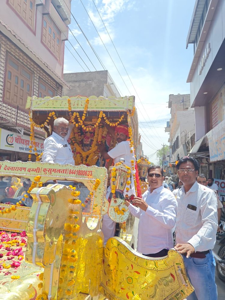 पूर्व सहकारिता मंत्री उदयलाल आंजना की ओर से कांग्रेसजनों ने सैन समाज द्वारा आयोजित शोभायात्रा का पुष्पवर्षा कर किया स्वागत