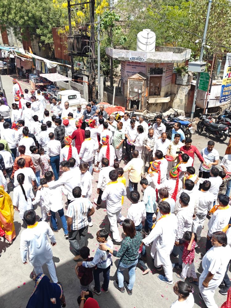 पूर्व सहकारिता मंत्री उदयलाल आंजना की ओर से कांग्रेसजनों ने सैन समाज द्वारा आयोजित शोभायात्रा का पुष्पवर्षा कर किया स्वागत