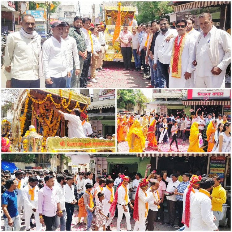 सेन समाज द्वारा निकली शोभायात्रा का भाजपा नेताओं ने किया पुष्प वर्षा कर किया स्वागत