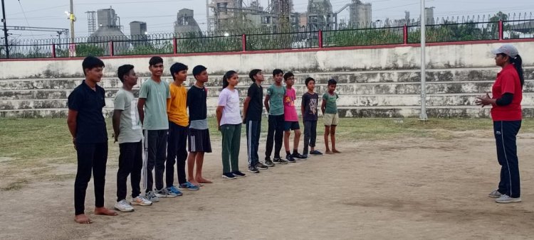 हरिराम वॉलीबॉल स्टेडियम हाउसिंग बोर्ड कॉलोनी चंदेरिया में एक माह का शिविर कैंप हुआ शुरू 