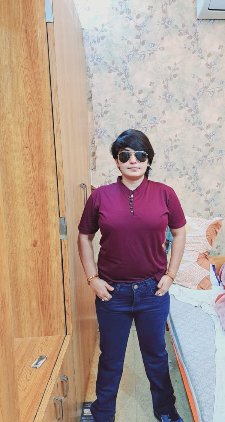अब तो हिंसा और गरीबी, सड़कों पर दिख जाती है !   कैसी सत्ता है देश की ये, कुछ पैसों में बिक जाती है !!     देखो कैसी भ्रष्ट सियासत, कितनी रिश्वत लेती है ! 