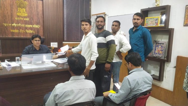 सरपंच पति -पुत्रों द्वारा लगभग 80 बीघा जमीन पर अवैध कब्जा करने को लेकर ग्रामीणों ने सोपा ज्ञापन एसडीएम को