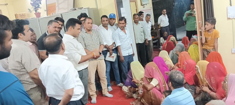 जिला कलक्टर ने ईडरा में की जनसुनवाई  करसाना में आमजन से पानी की उपलब्धता की जानकारी ली 