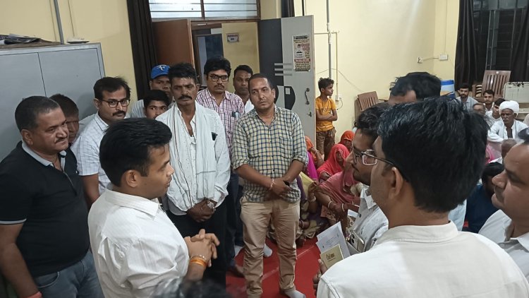 जिला कलक्टर ने ईडरा में की जनसुनवाई  करसाना में आमजन से पानी की उपलब्धता की जानकारी ली 