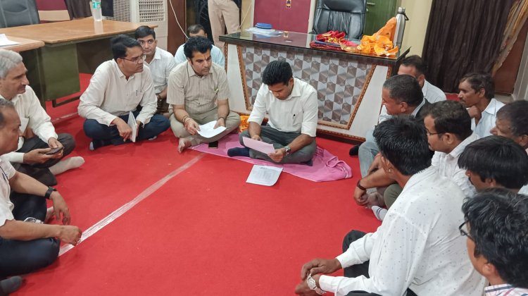 जिला कलक्टर ने ईडरा में की जनसुनवाई  करसाना में आमजन से पानी की उपलब्धता की जानकारी ली 