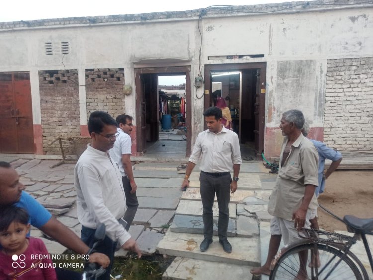 जिला कलक्टर ने ईडरा में की जनसुनवाई  करसाना में आमजन से पानी की उपलब्धता की जानकारी ली 