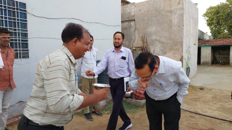 प्रभारी सचिव ने सावंतगढ़ गांव में पेयजल आपूर्ति का लिया जायजा, स्वयं चखकर पेयजल की गुणवत्ता को जांचा