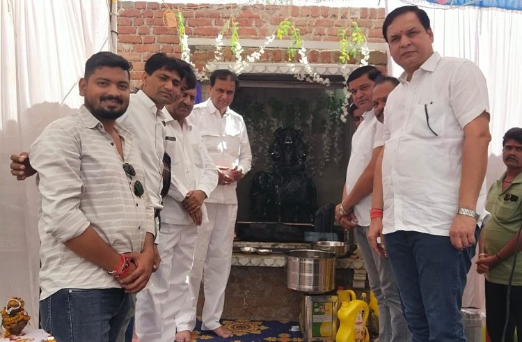 श्री शनिदेव जन्मोत्सव पर हुए विभिन्न आयोजन* *विधायक कृपलानी सहित भाजपा नेताओं ने किया श्री शनिदेव का तेल से अभिषेक*