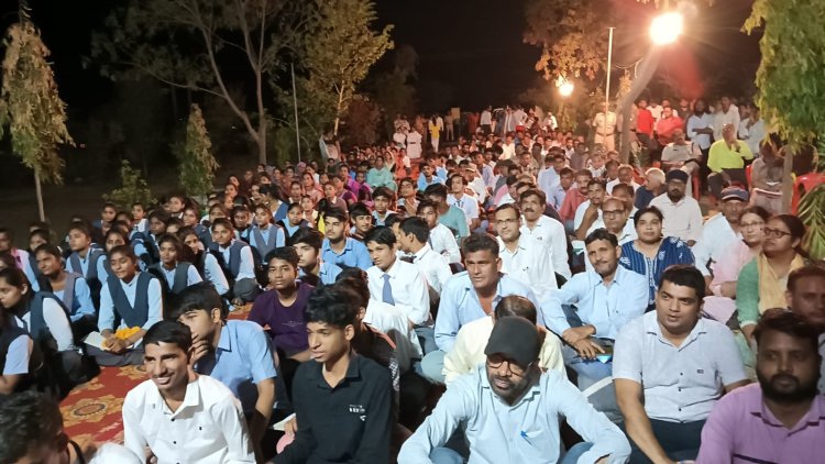झालर बावड़ी में रात्रि चौपाल का आयोजन     जिला कलक्टर ने सुने लोगों के अभाव- अभियोग, निराकरण के लिए अधिकारियों को दिए निर्देश      उत्कृष्ट प्रदर्शन करने वाले विद्यार्थियों को सम्मानित किया