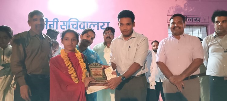 झालर बावड़ी में रात्रि चौपाल का आयोजन     जिला कलक्टर ने सुने लोगों के अभाव- अभियोग, निराकरण के लिए अधिकारियों को दिए निर्देश      उत्कृष्ट प्रदर्शन करने वाले विद्यार्थियों को सम्मानित किया