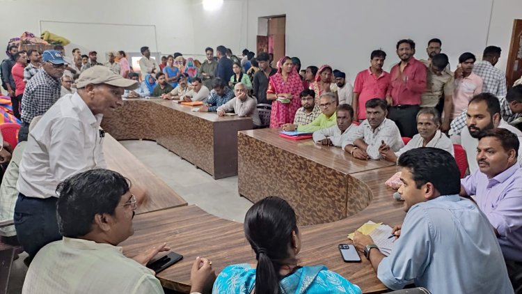 झालर बावड़ी में रात्रि चौपाल का आयोजन     जिला कलक्टर ने सुने लोगों के अभाव- अभियोग, निराकरण के लिए अधिकारियों को दिए निर्देश      उत्कृष्ट प्रदर्शन करने वाले विद्यार्थियों को सम्मानित किया