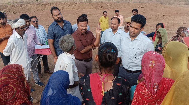 जिला कलक्टर ने रावतभाटा के गांव थमलाव में किया मनरेगा कार्य का किया निरीक्षण 