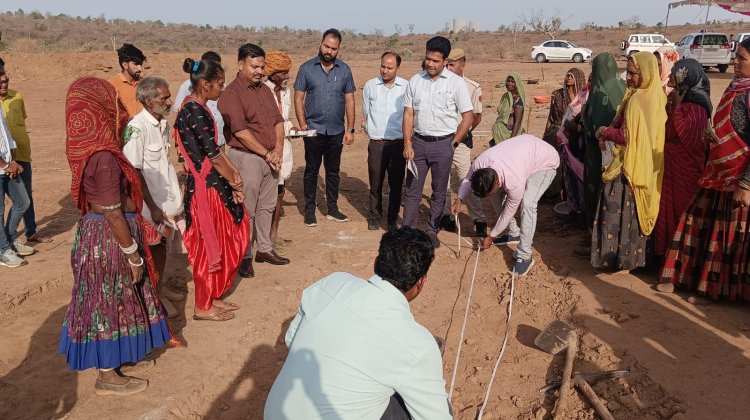 जिला कलक्टर ने रावतभाटा के गांव थमलाव में किया मनरेगा कार्य का किया निरीक्षण 