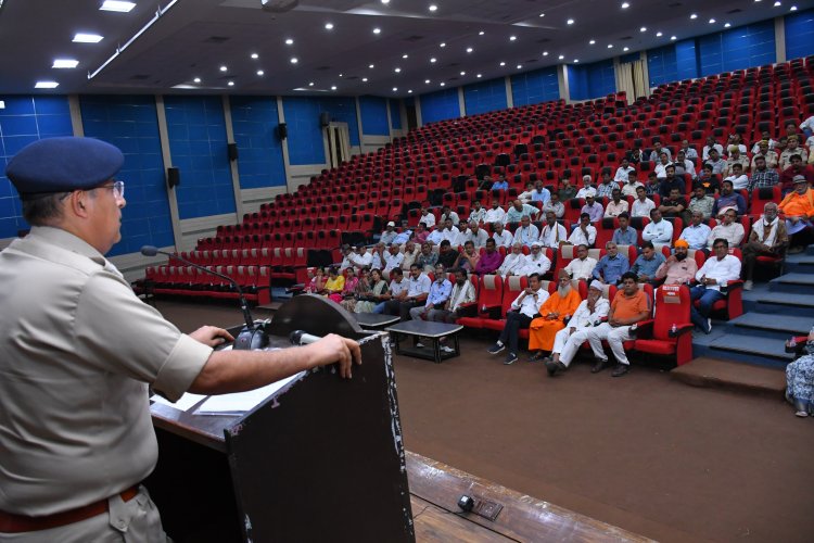 बाल संरक्षण में समुदाय की भूमिका महत्वपूर्ण* - पुलिस अधीक्षक     *राजस्थान पुलिस दिवस समारोह के प्रथम दिन सामुदायिक समूहों की जिला स्तरीय बाल संरक्षण विषयक कार्यशाला सम्पन्न।*