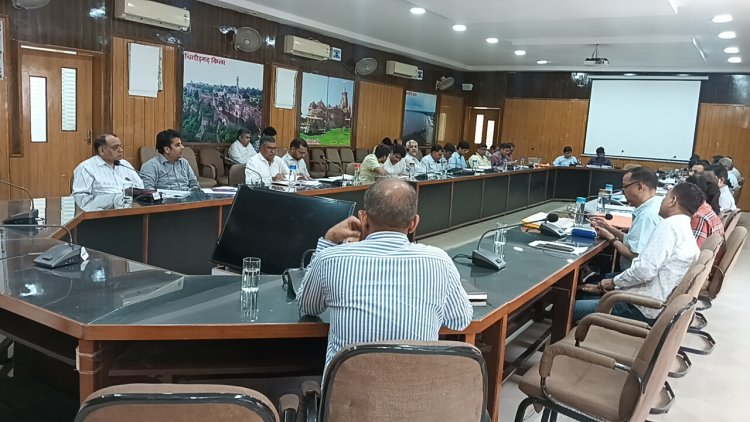 अति अतिरिक्त जिला कलक्टर ने ली साप्ताहिक समीक्षा बैठक      नगर परिषद वर्षा काल से पूर्व सभी नालों की सफाई करवाएं - एडीएम 