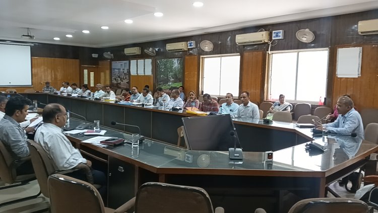 अति अतिरिक्त जिला कलक्टर ने ली साप्ताहिक समीक्षा बैठक      नगर परिषद वर्षा काल से पूर्व सभी नालों की सफाई करवाएं - एडीएम 