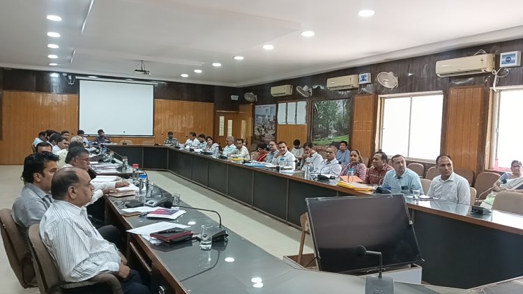 अति अतिरिक्त जिला कलक्टर ने ली साप्ताहिक समीक्षा बैठक      नगर परिषद वर्षा काल से पूर्व सभी नालों की सफाई करवाएं - एडीएम 