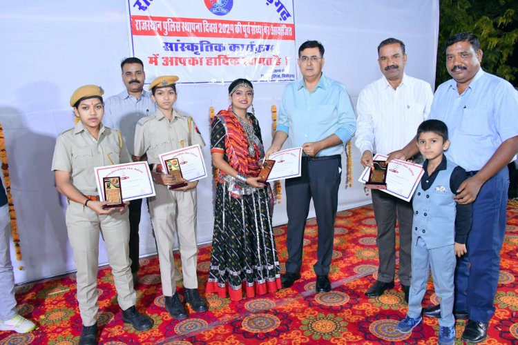 पुलिस लाइन में पुलिस के जवानों अधिकारियों व परिवार के सदस्यों के लिए सांस्कृतिक कार्यक्रम का आयोजन किया गया। 