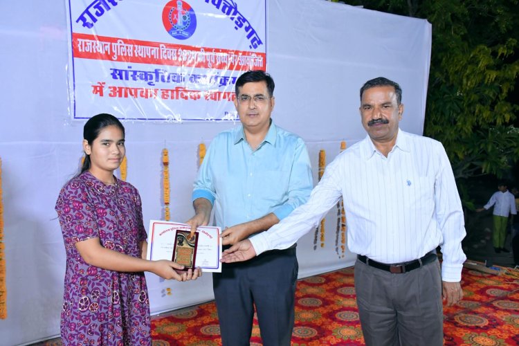पुलिस लाइन में पुलिस के जवानों अधिकारियों व परिवार के सदस्यों के लिए सांस्कृतिक कार्यक्रम का आयोजन किया गया। 