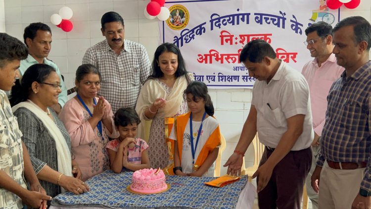 उपखंड अधिकारी ने बांटी बौद्धिक दिव्यांग बच्चों के साथ खुशियां।