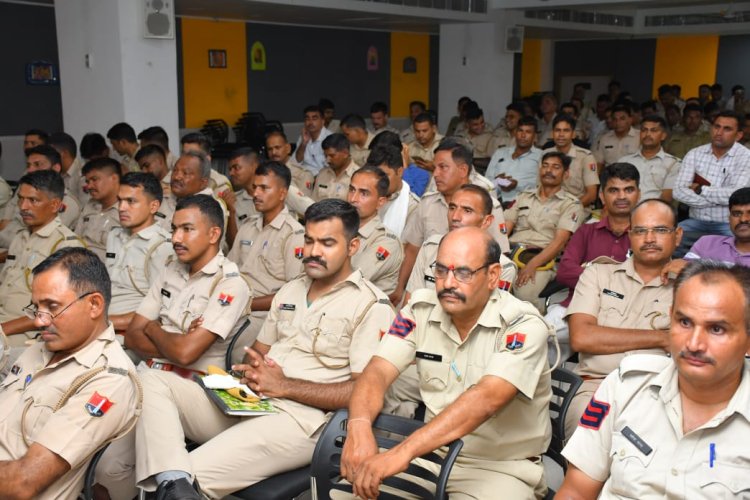 नये अपराधिक कानून (New Criminal Law) के संबध में प्रशिक्षण का आयोजन।*  *जिले के सभी पुलिस अनुसंधान अधिकारियों को किया गया प्रशिक्षित।*  *श्री चैतन्य स्कूल के सभागार में ऑनलाईन आयोजित किया गया