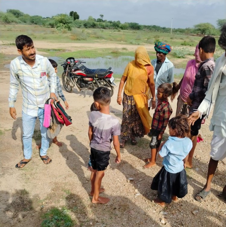 स्कुल जाते तीन मासूम बच्चे पानी मे डूबते बाल बाल बच्चे बारिश के बाद भरे गड्डों मे जा गिरे तीनो बच्चे।