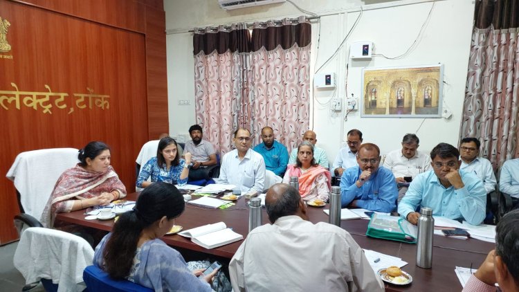 जिले की प्रभारी सचिव अर्चना सिंह ने ली विभागीय अधिकारियों की बैठक