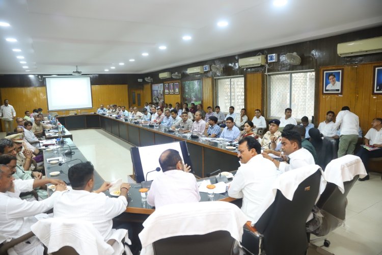 उप मुख्यमंत्री ने ली जिला स्तरीय अधिकारियों की बैठक*  *अधिकारी बजट घोषणाओं को शीघ्र धरातल पर लाए - उप मुख्यमंत्री*  *_उप मुख्यमंत्री ने ‘एक पेड़ मां के नाम’ अभियान के तहत पौधारोपण किया_*