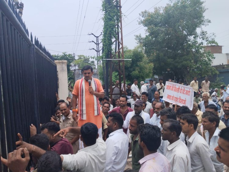 रात की बिजली कटौती हर हाल में बंद हो,आंजना ने लोगों के साथ मिलकर जनहित में की मांग