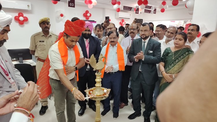जिला कलक्टर ने किया एक्सिस बैंक की शाखा का उद्घाटन
