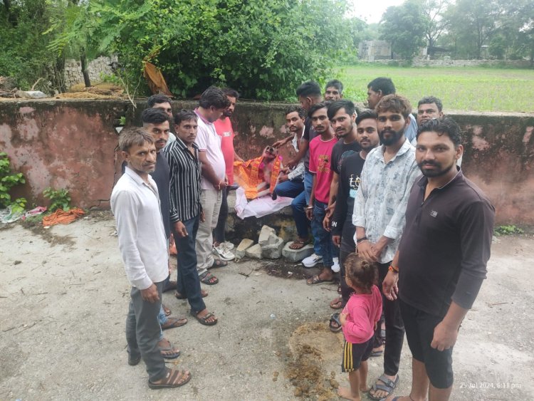 पेड़ से गिरने से बंदर की हुई मृत्यु,ग्रामवासियों ने किया अंतिम संस्कार