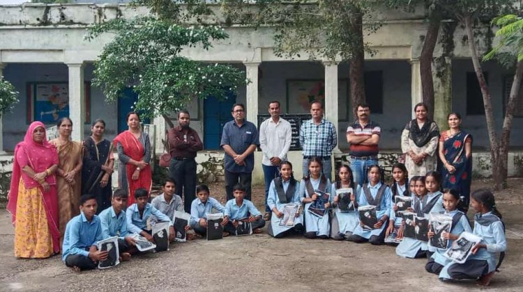 भामाशाह देवेंद्र सिंह फाचर ने योगा करने वाले छात्र-छात्राओं को योगा ड्रेस की प्रदान