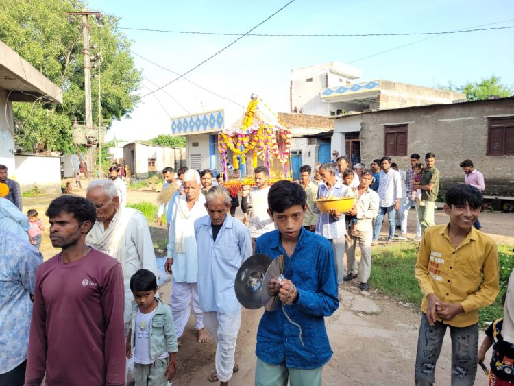 डोल ग्यारस पर भगवान को कराया जल विहार