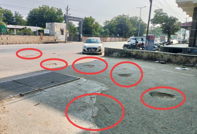 मोड़ के गड्डों से हादसे का भय