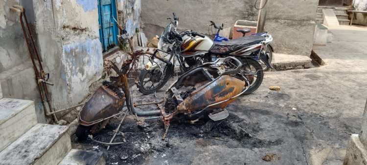 फिर घर के बाहर खड़े स्कूटर में लगी आग, बाइक भी जली