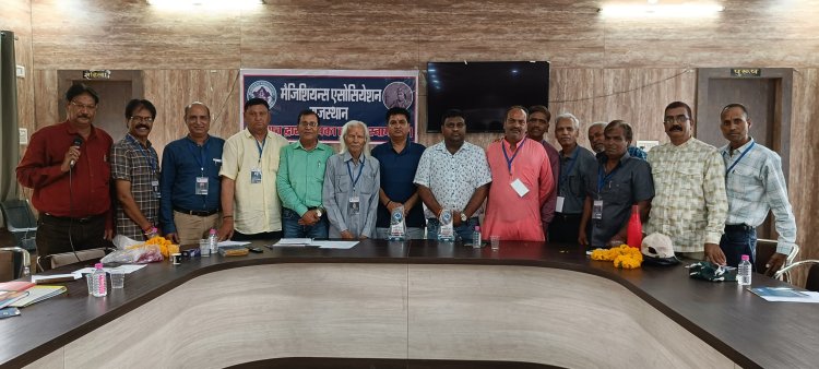 जादूगर सम्मेलन करने एवं जादू को कला का दर्जा दिलाने समेत कई मुद्दों पर चर्चा की