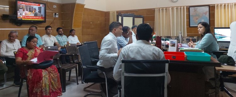 निवेशकों से निरंतर संवाद कर उनकी अपेक्षाओं एवं समस्याओं को पूरा करें-जिला कलेक्टर