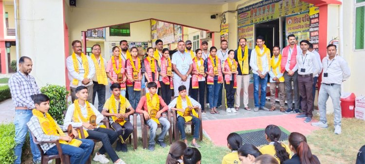 शिव पब्लिक स्कूल 12 वीं बोर्ड के बाद 8 वीं बोर्ड मे भी जिले मे लहराया परचम