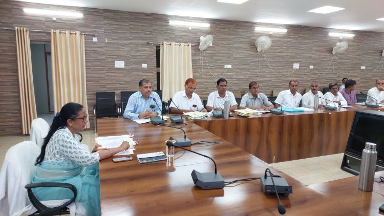 किसानों में खाद का वितरण पारदर्शी तरीके से हो-जिला कलेक्टर
