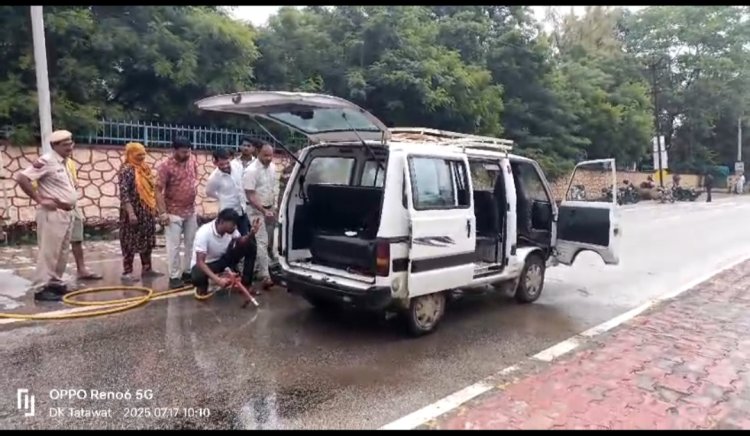 देवली में मारुति वैन से निकला धुआं, समय पर पहुंची पुलिस और दमकल